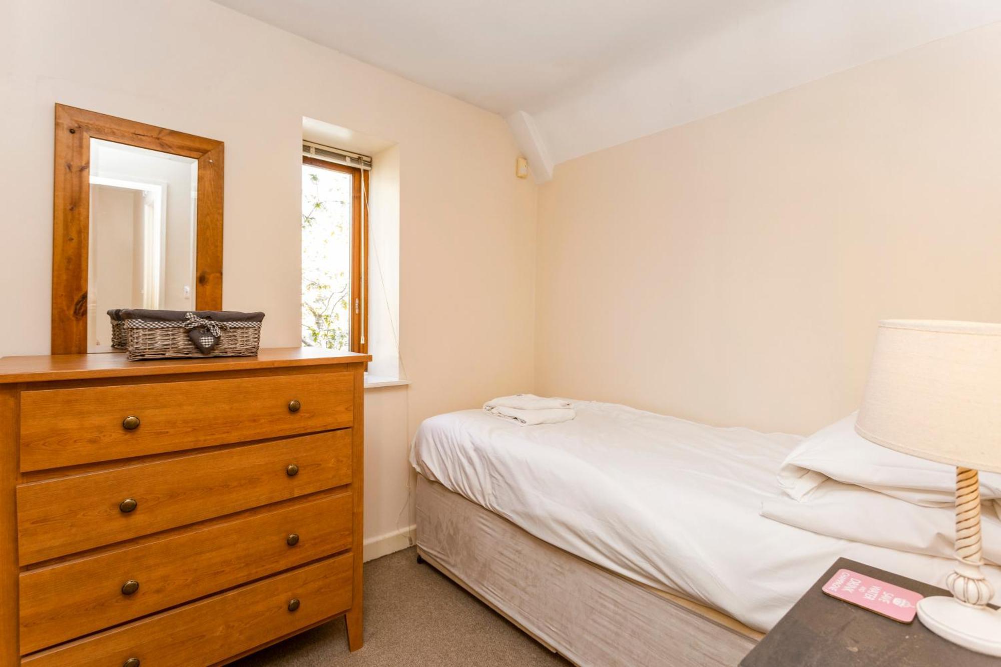 Bridge Farm Holiday Cottages 코우 허니본 객실 사진