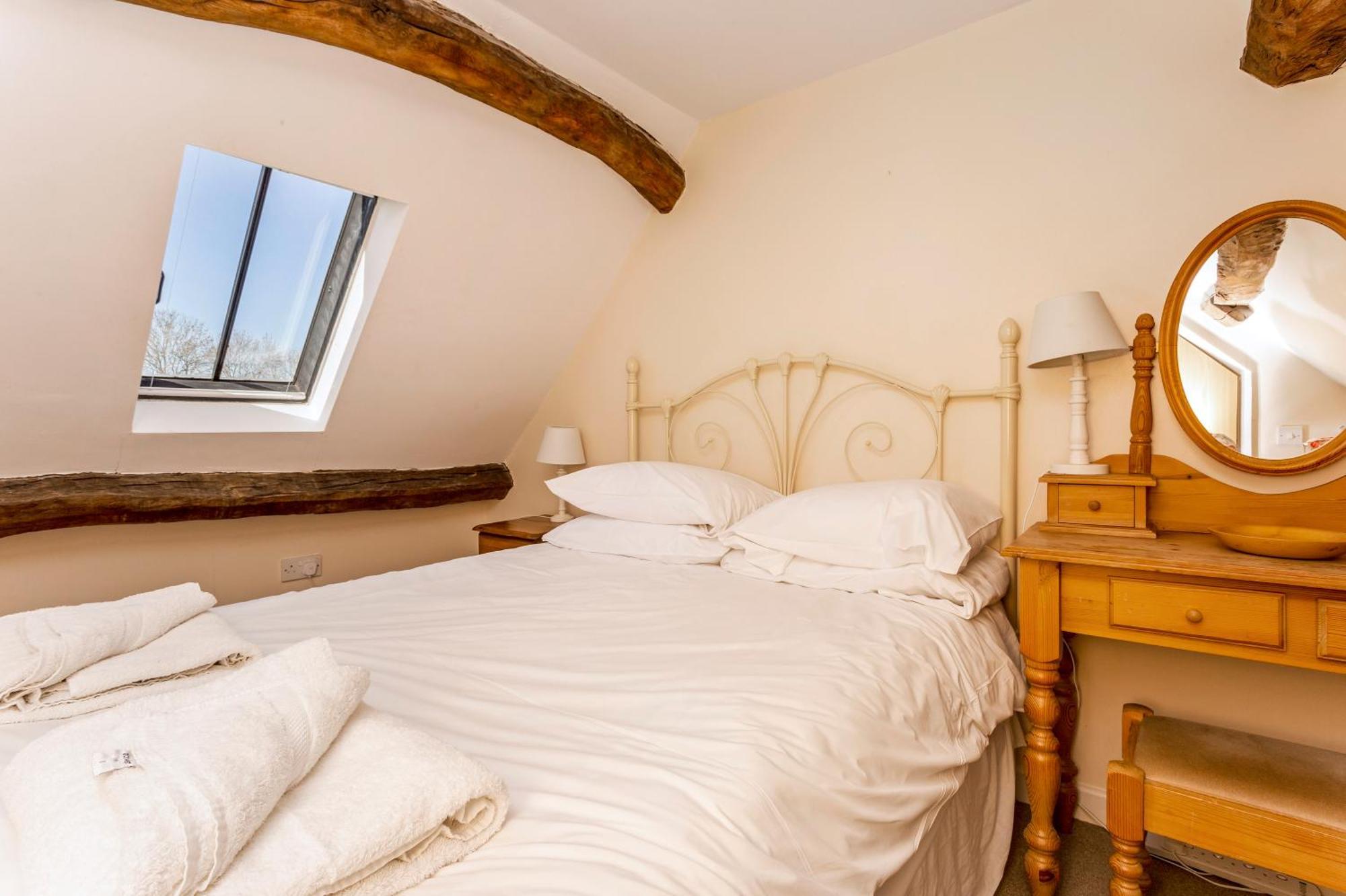 Bridge Farm Holiday Cottages 코우 허니본 객실 사진