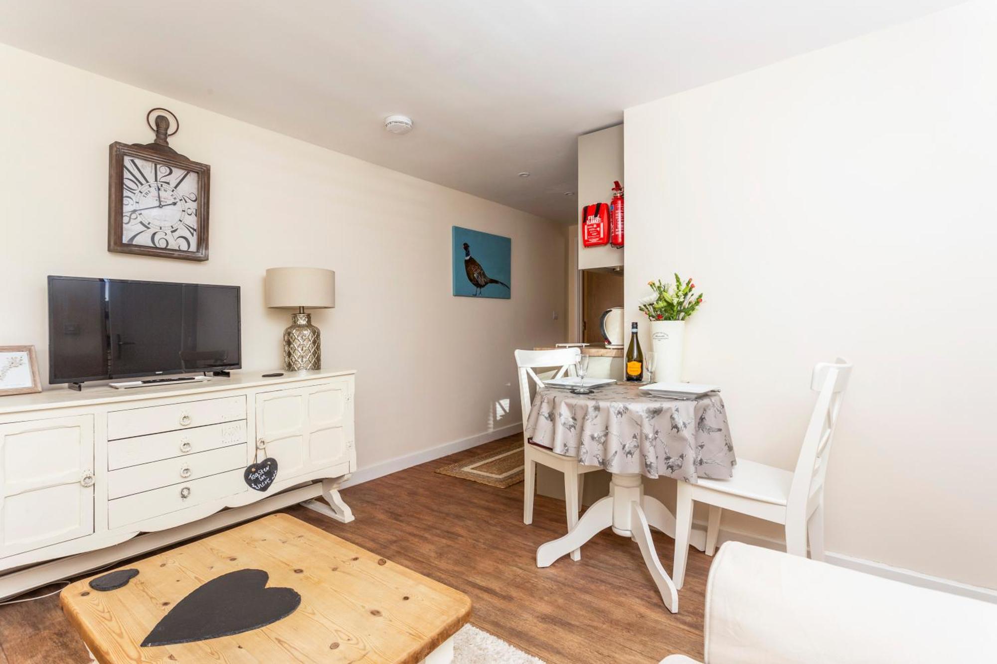 Bridge Farm Holiday Cottages 코우 허니본 객실 사진