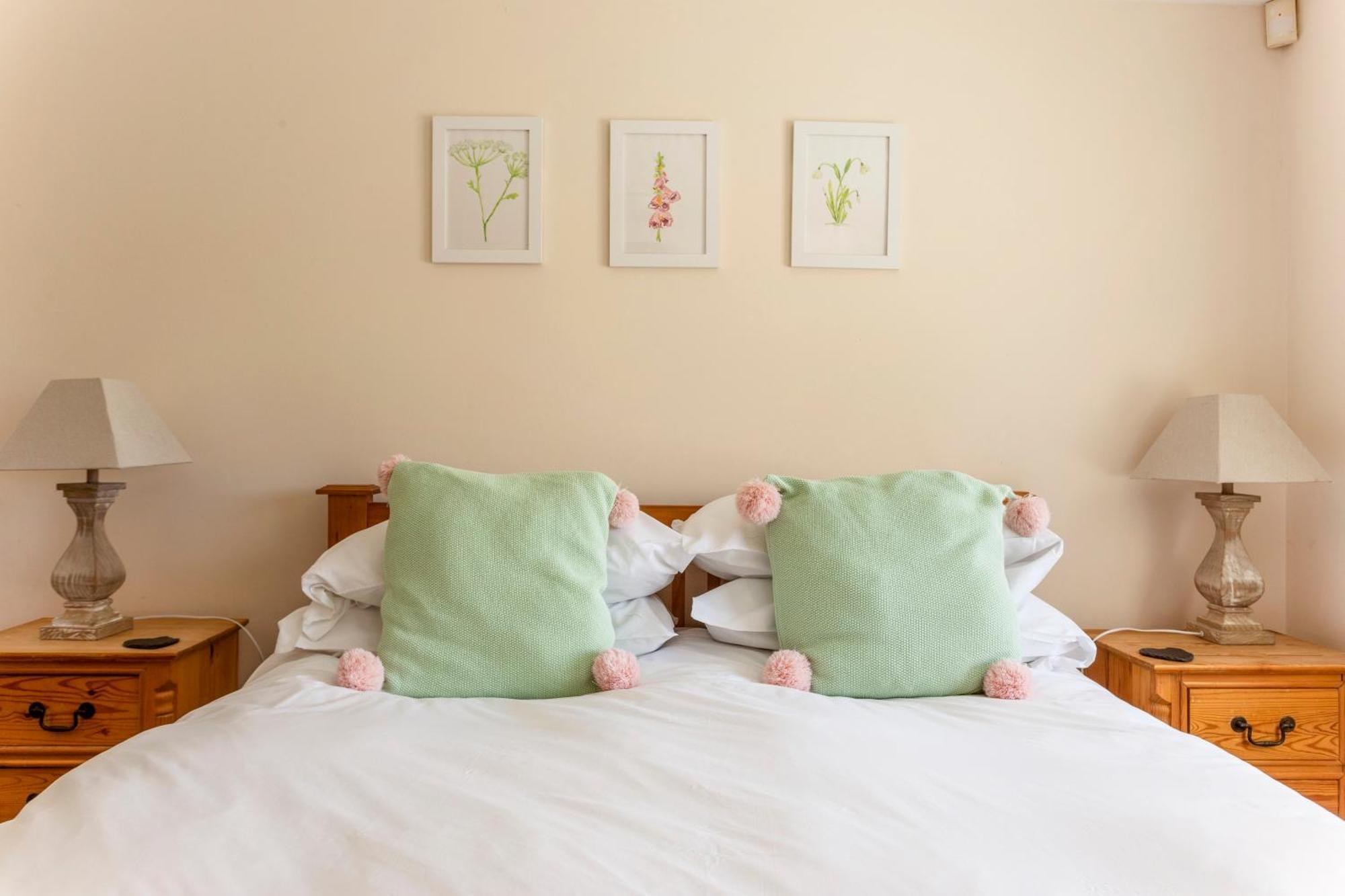 Bridge Farm Holiday Cottages 코우 허니본 객실 사진
