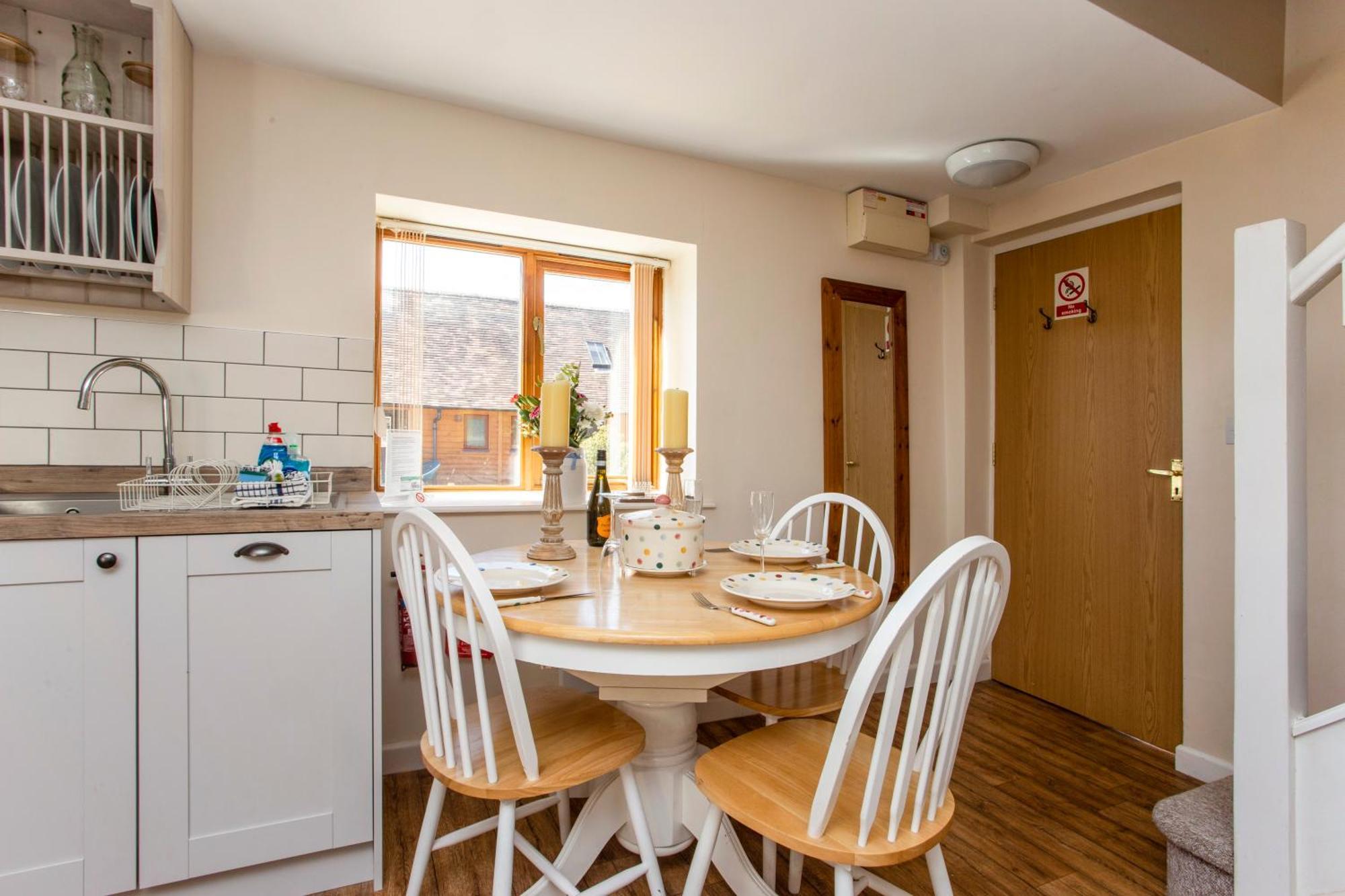 Bridge Farm Holiday Cottages 코우 허니본 객실 사진