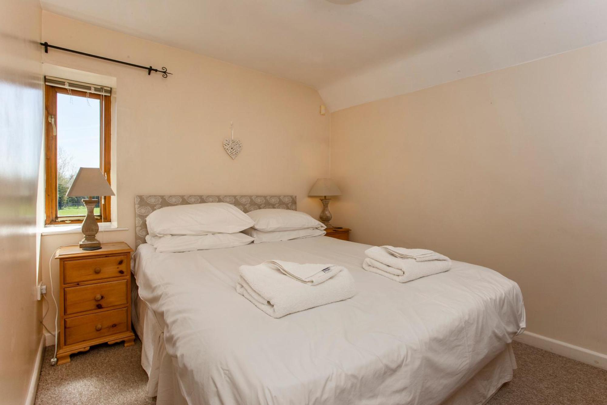 Bridge Farm Holiday Cottages 코우 허니본 객실 사진