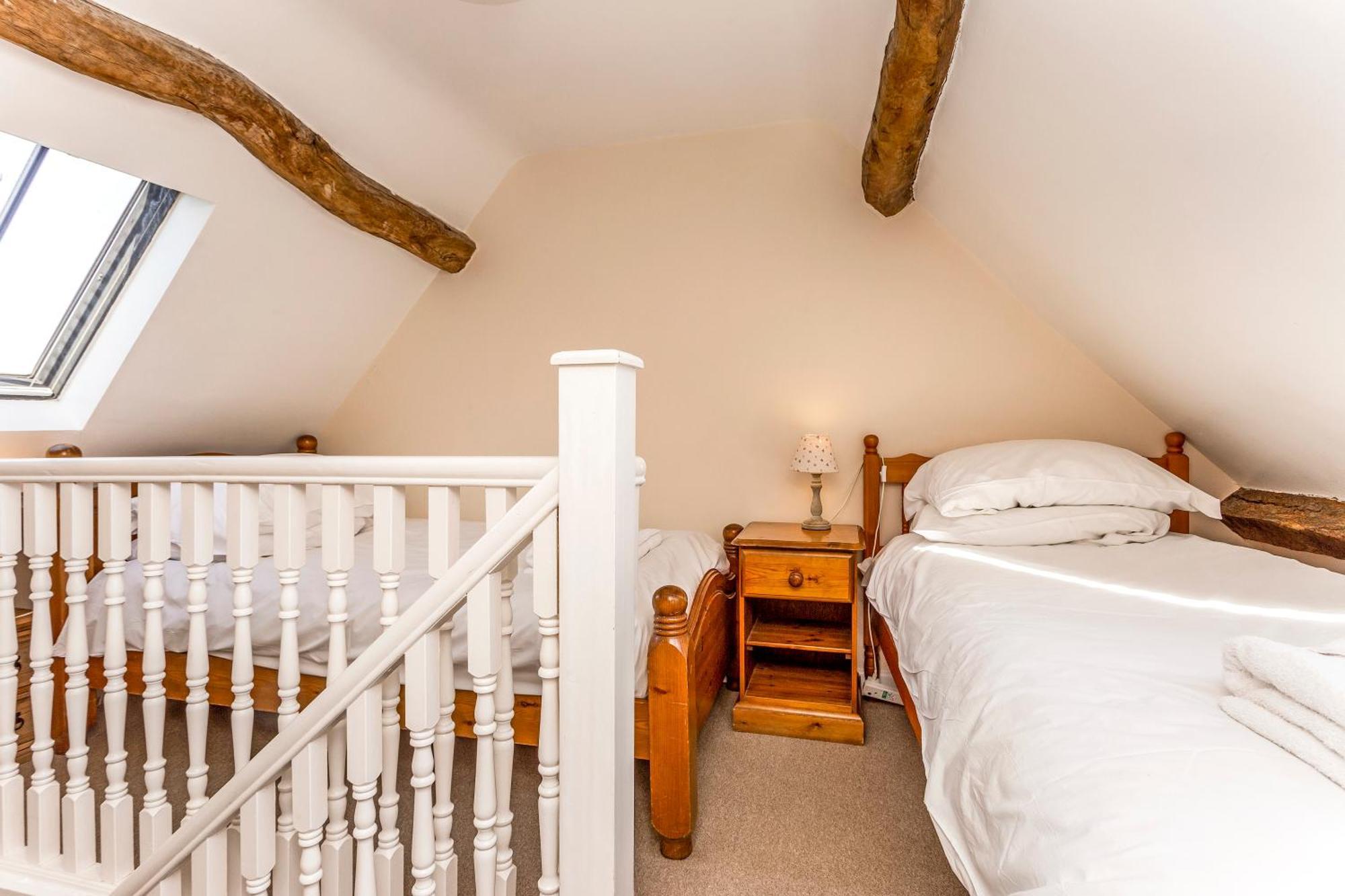 Bridge Farm Holiday Cottages 코우 허니본 객실 사진